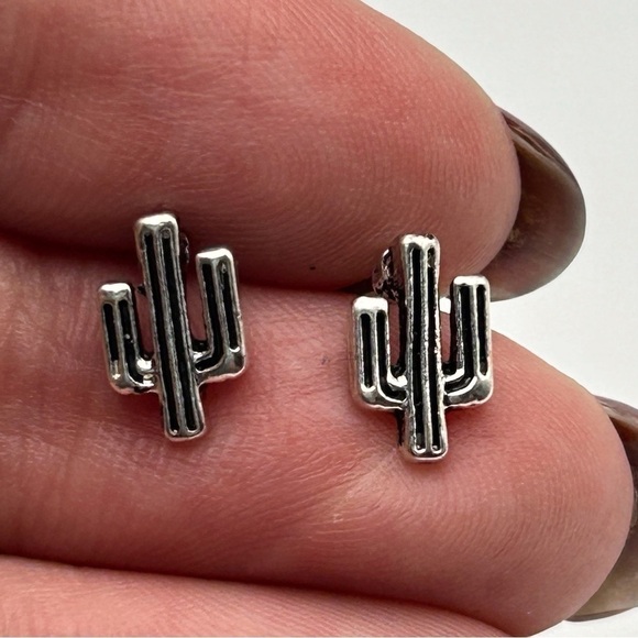 Small Novelty Silver Tone Cactus Stud Earrings Southwestern Fun Nature - Picture 1 of 9